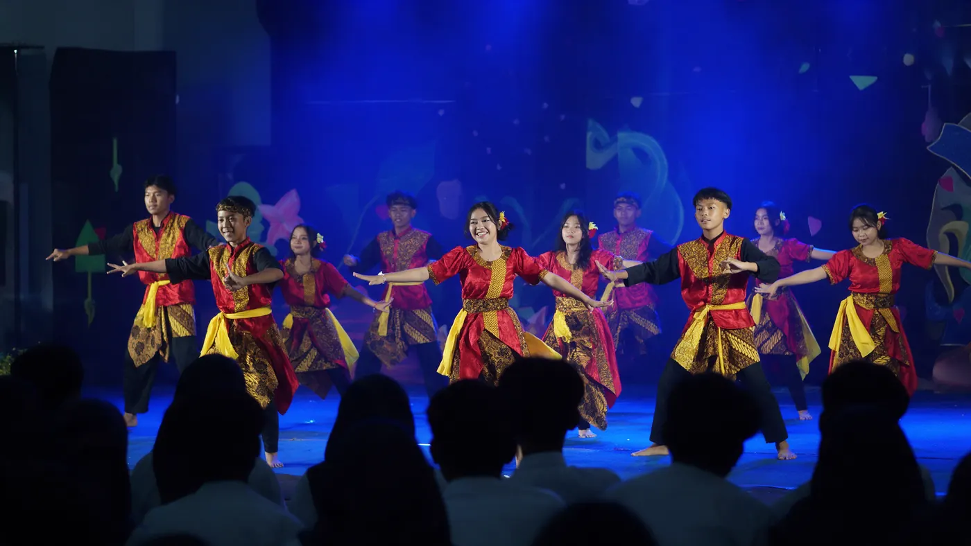 Penampilan tari tradisional di pentas seni