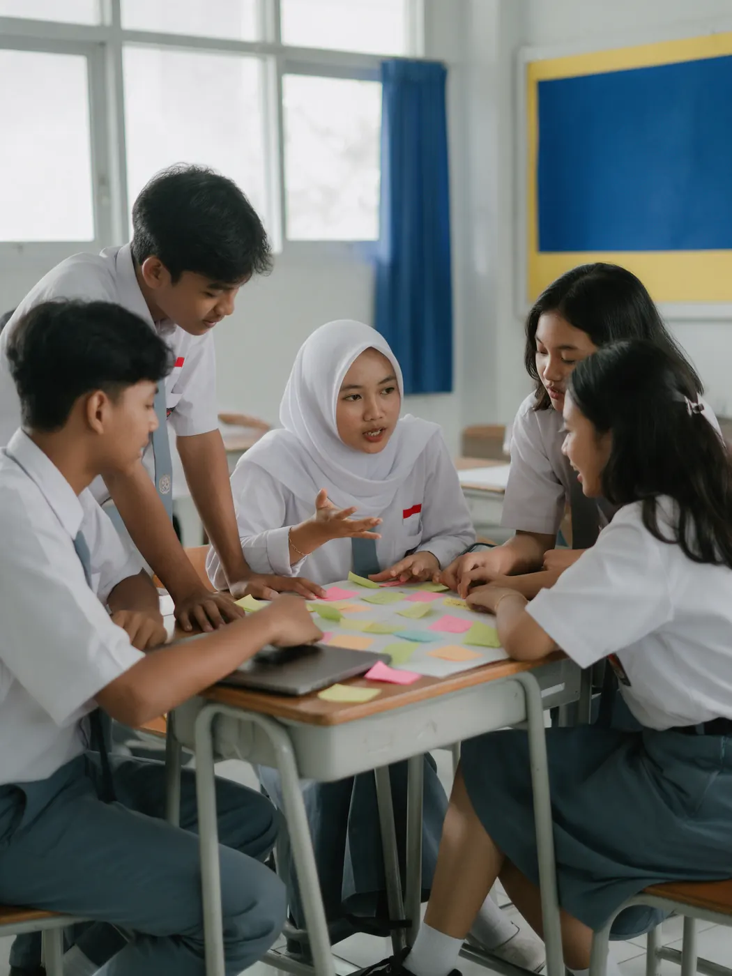 Murid berdiskusi dalam kelompok kecil