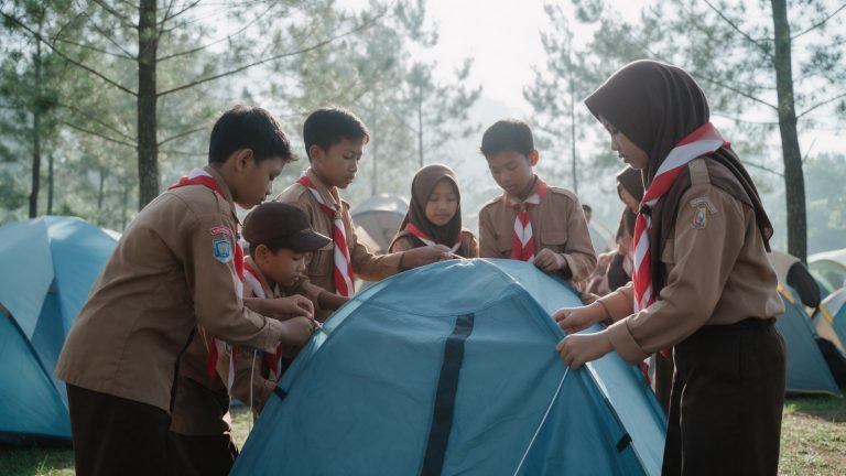 Pramuka SMP mendirikan tenda
